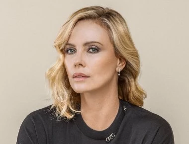 Εντυπωσιάζει η Σαρλίζ Θερόν με φόρεμα Dior στη Νέα Υόρκη! (φωτό)